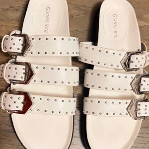 “NEW CONDITION “Gianni Bini White Sandals with Buckle Details